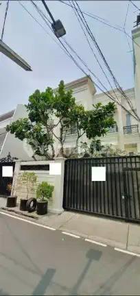 Dijual Rumah 2 Lantai Rumah Ngantong Luas Kolam Renang Strategis @Kebon Kacang, Jakarta Pusat