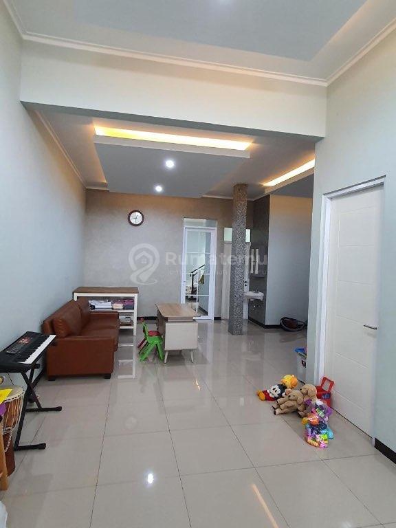DIJUAL Rumah Semi Furnished 2 Lantai di Taman Kopo Indah 3 Springville