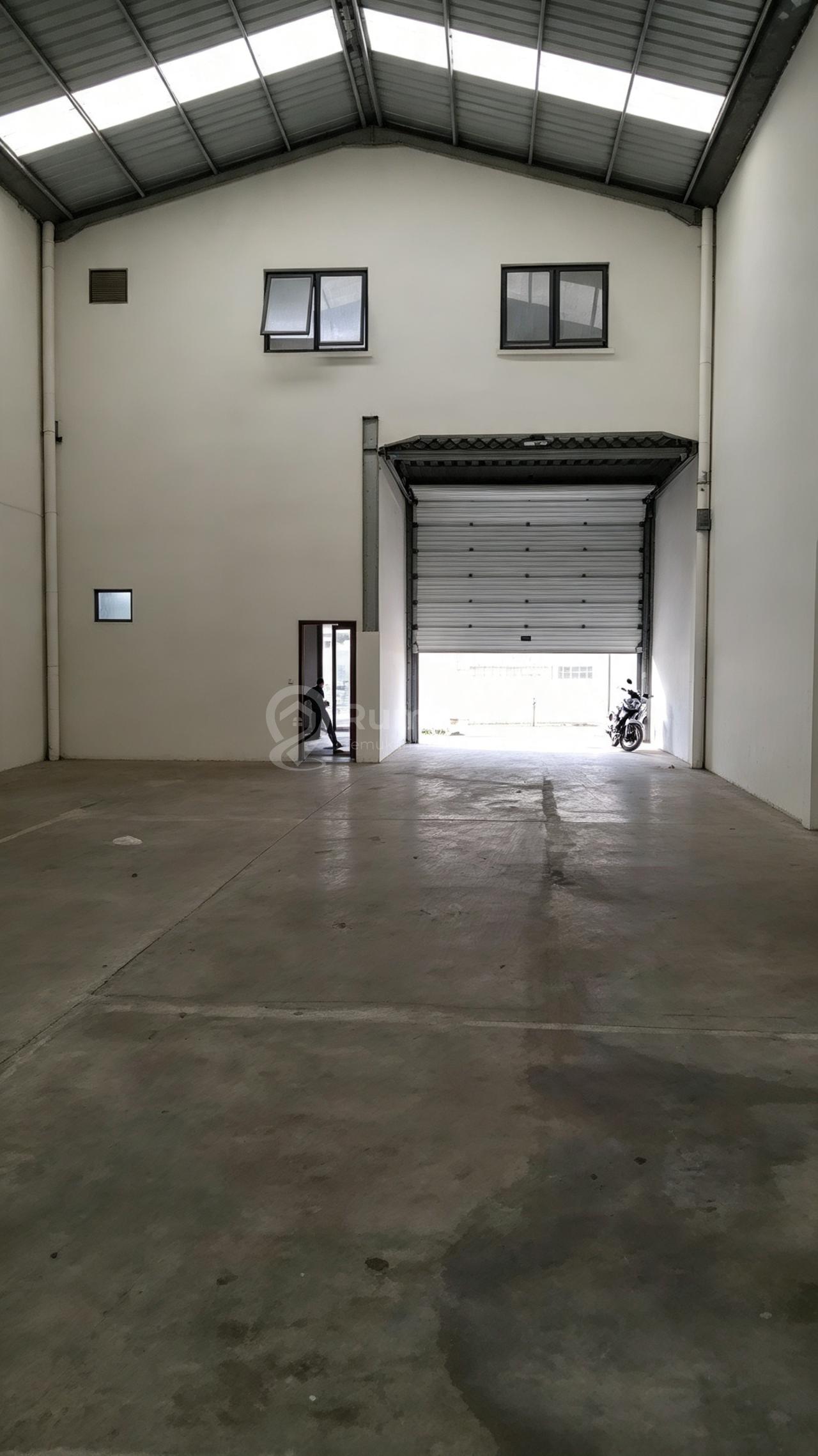 Daan Mogot KM 19.8, Tangerang..Disewakan Gudang, Posisi Hoek, Kamar Mandi: 2 Dalam Office, PLN: 3500W, Air Pam, Hadap Timur, IPL: 2.000.000/Bulan, Akses Container 40F, Harga Sewa: 350Juta/Tahun (Nett) Exclude Pajak.-Wto926