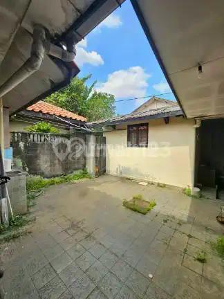Di Jual Rumah lama harga hitung tanah saja. Lokasi nyaman, tenang dan aman di Jl MPR Cipete-Cilandak