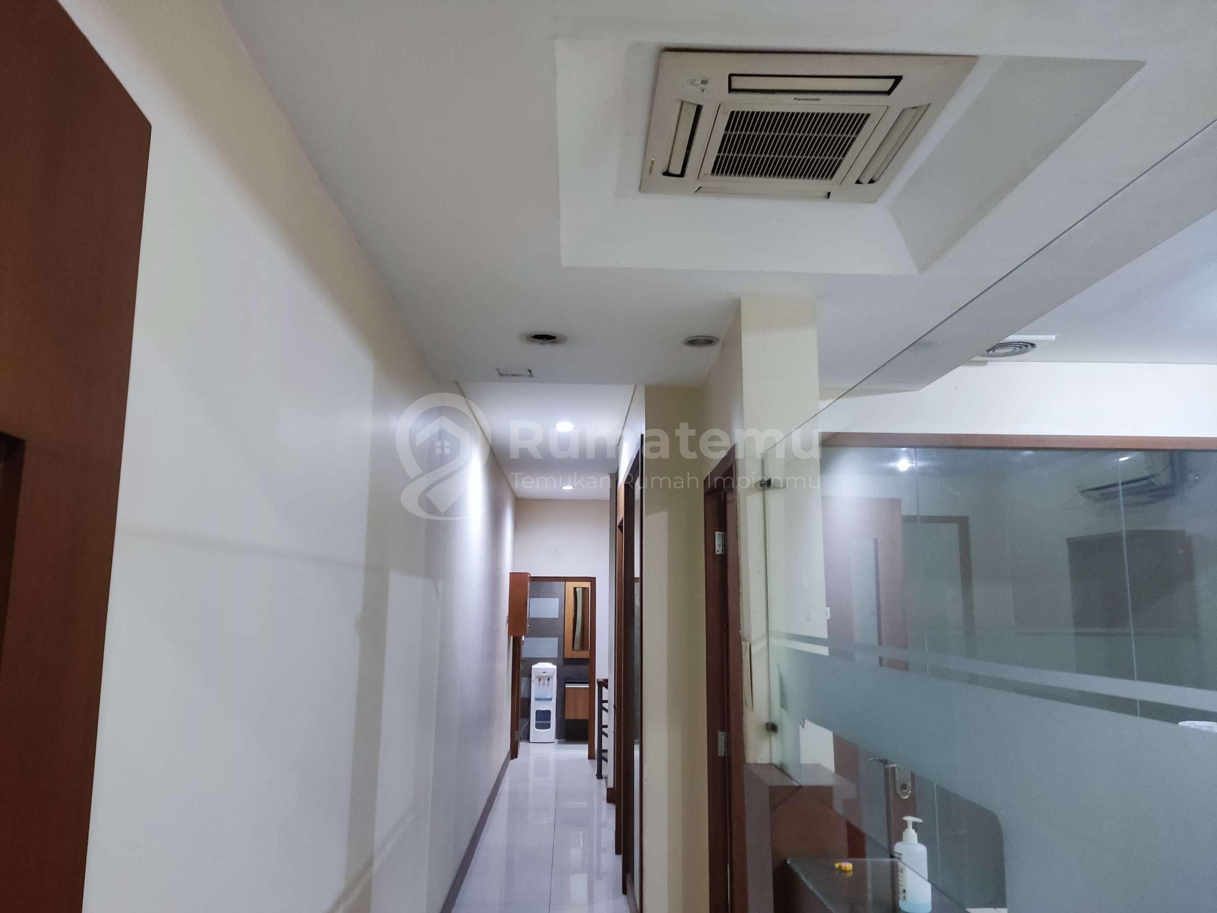 Dijual Cepat (Nego) Ruko 3,5 Lantai Dalam Kompleks Pertokoan Super Strategis Hadap Jalan Raya , Jakarta Timur