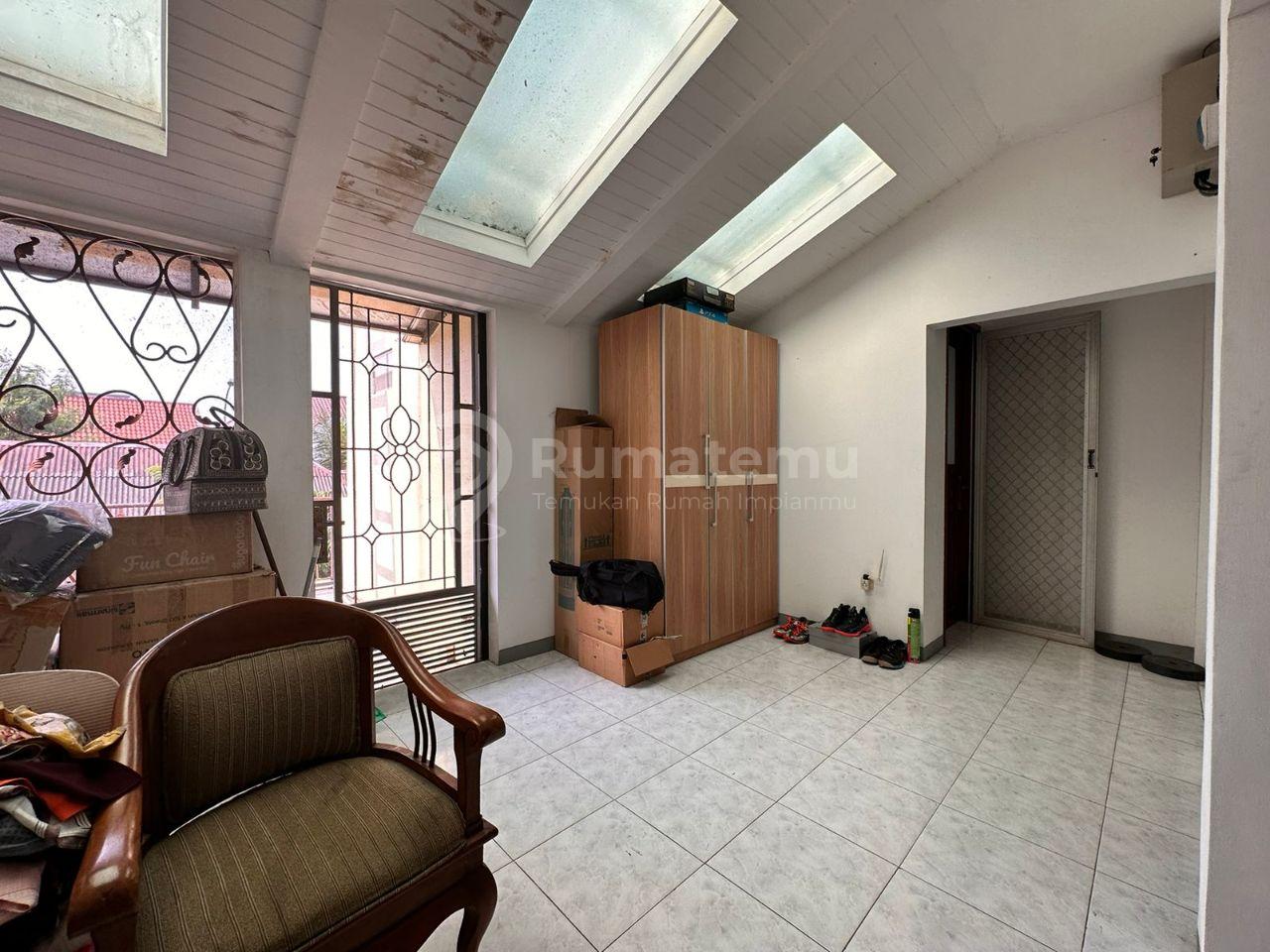 Dijual Rumah ada kolam renang di Pondok Kelapa Jakarta Timur