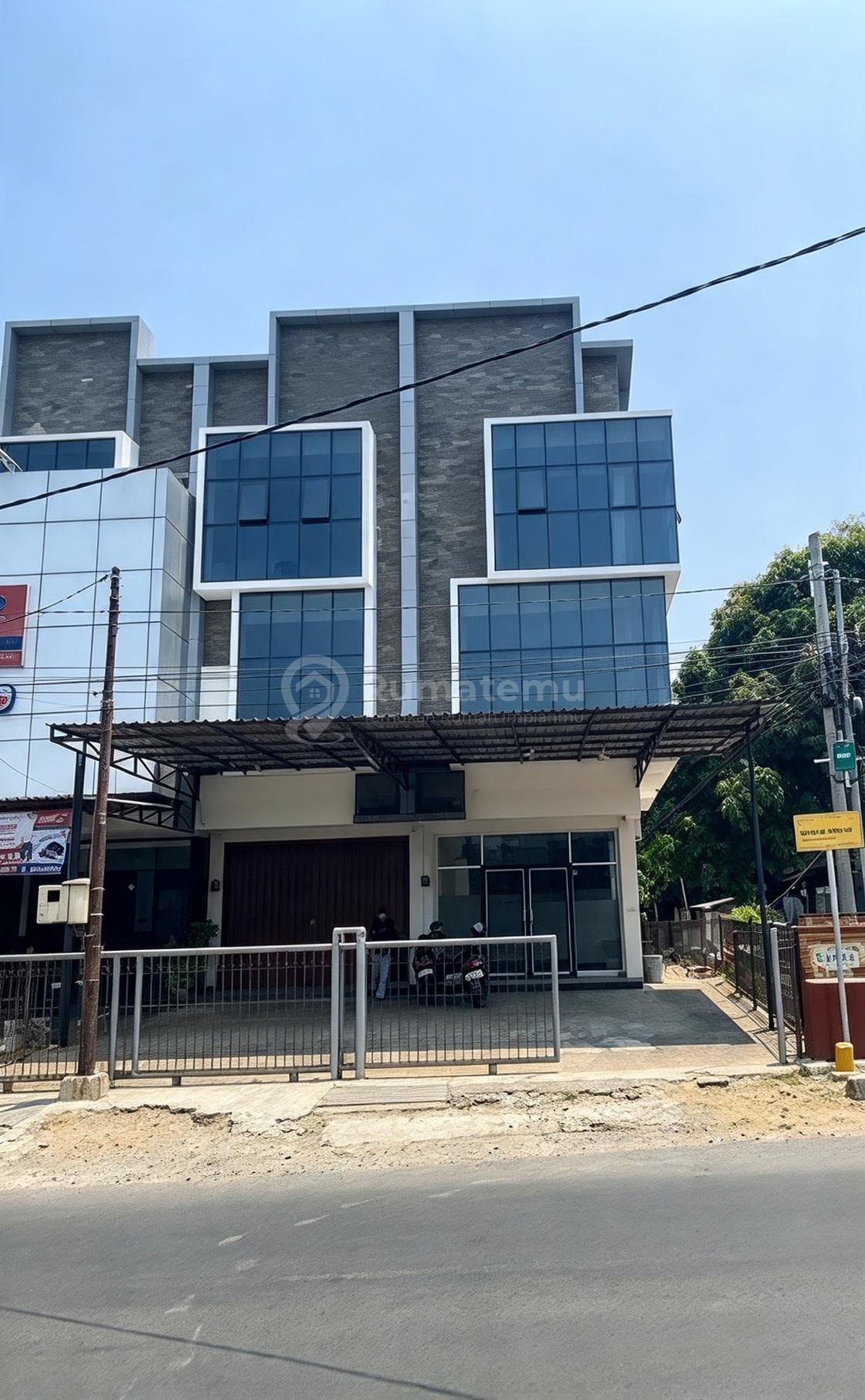 Ruko 3 Lantai Main Road Rajawali Cirebon dengan Ruang Office, properti ini dapat menjadi pilihan untuk berbagai kebutuhan usaha maupun investasi properti komersial.
