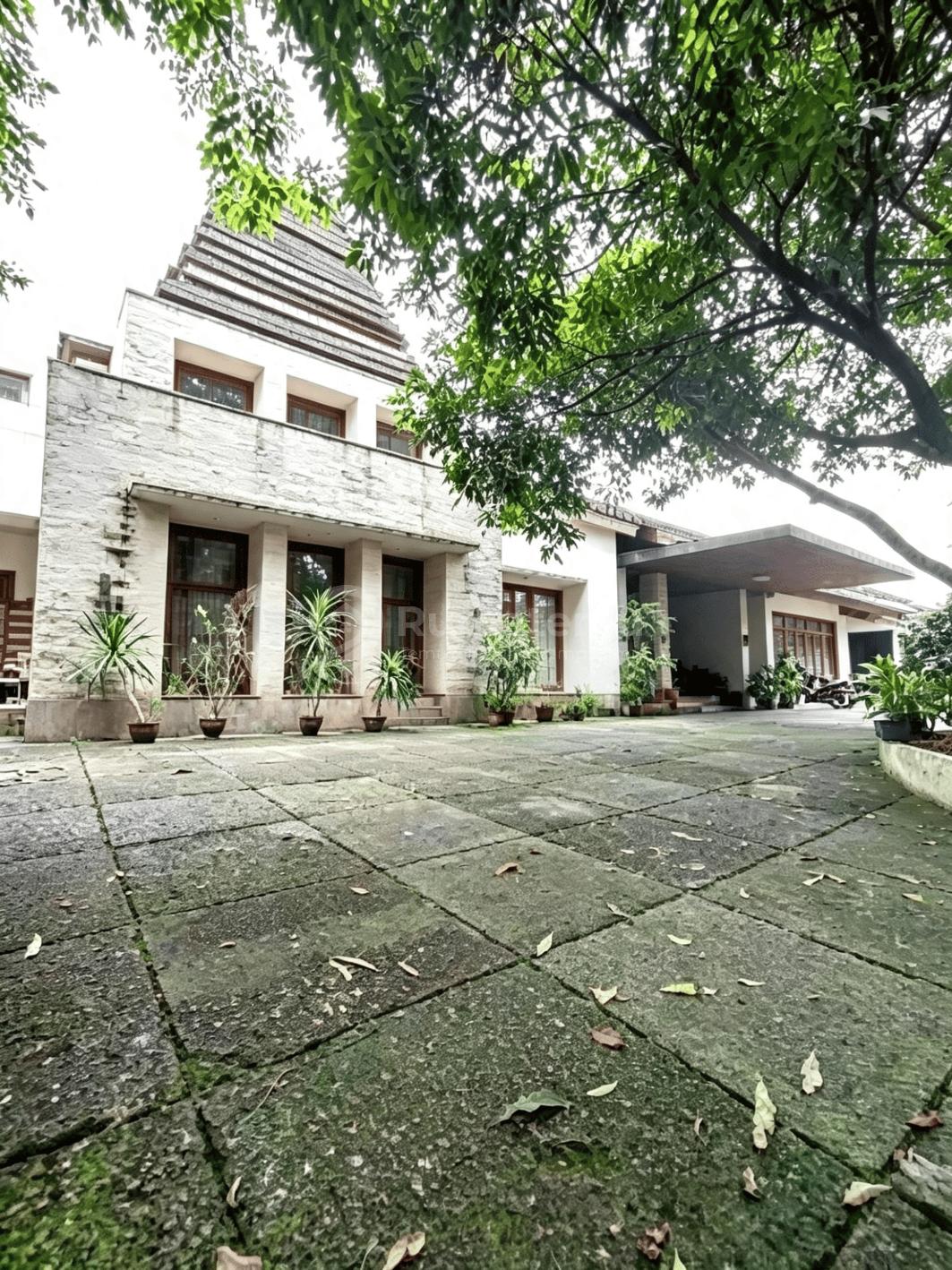 Rumah Mewah Pinggir Jalan Utama di Adhyaksa Raya Lebak Bulus