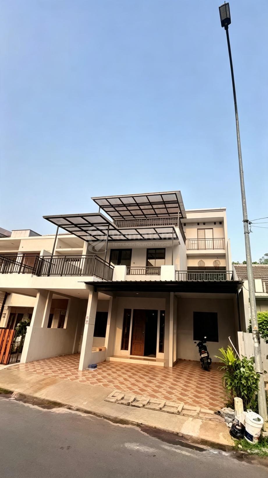 Rumah Cantik 3 Lantai Strategis Dekat Stasiun
