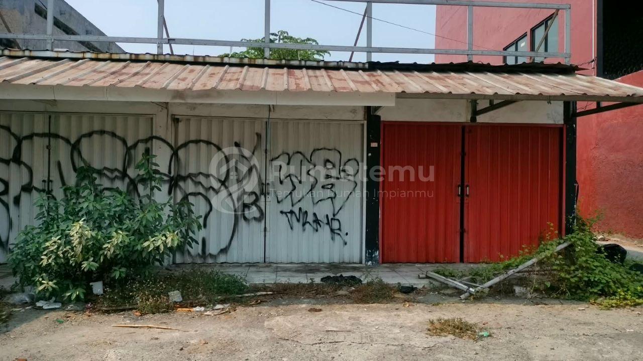 Di Jual/Disewa Tanah Dengan 3 Kios Di Pinggir Jalan Raya Pekayon