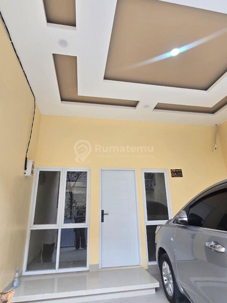 Rumah Modern Harapan Indah dengan Kitchen Set dan Pagar Minimalis
