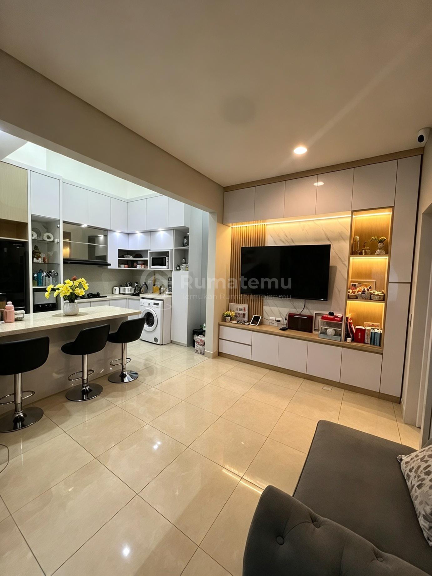 Dijual Rumah Cakep Uda Ada Kitchen Set, Backdrop Tv di Greenwich BSD