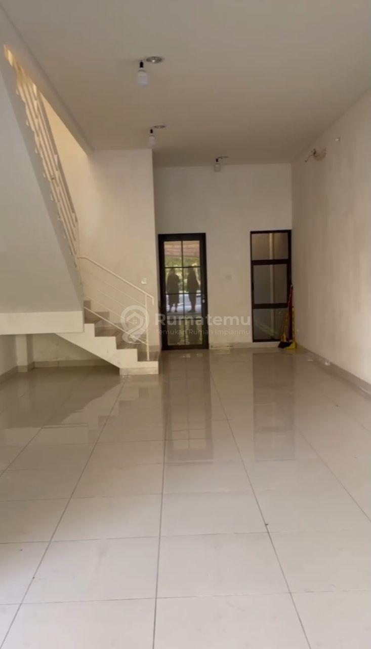 Disewakan ruko hook murah bagus 3 lantai di Maison De Wisteria Metland Menteng Cakung Jakarta Timur siap pakai & siap usaha