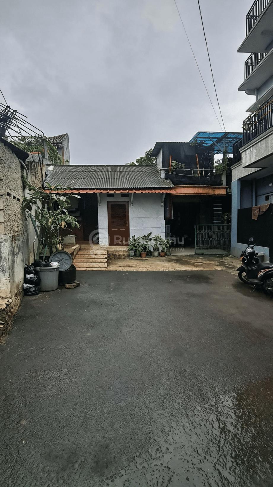 Jual Rumah + 2 rumah Kontrakan dan Tanah tempat strategis di Jagakarsa, Jakarta