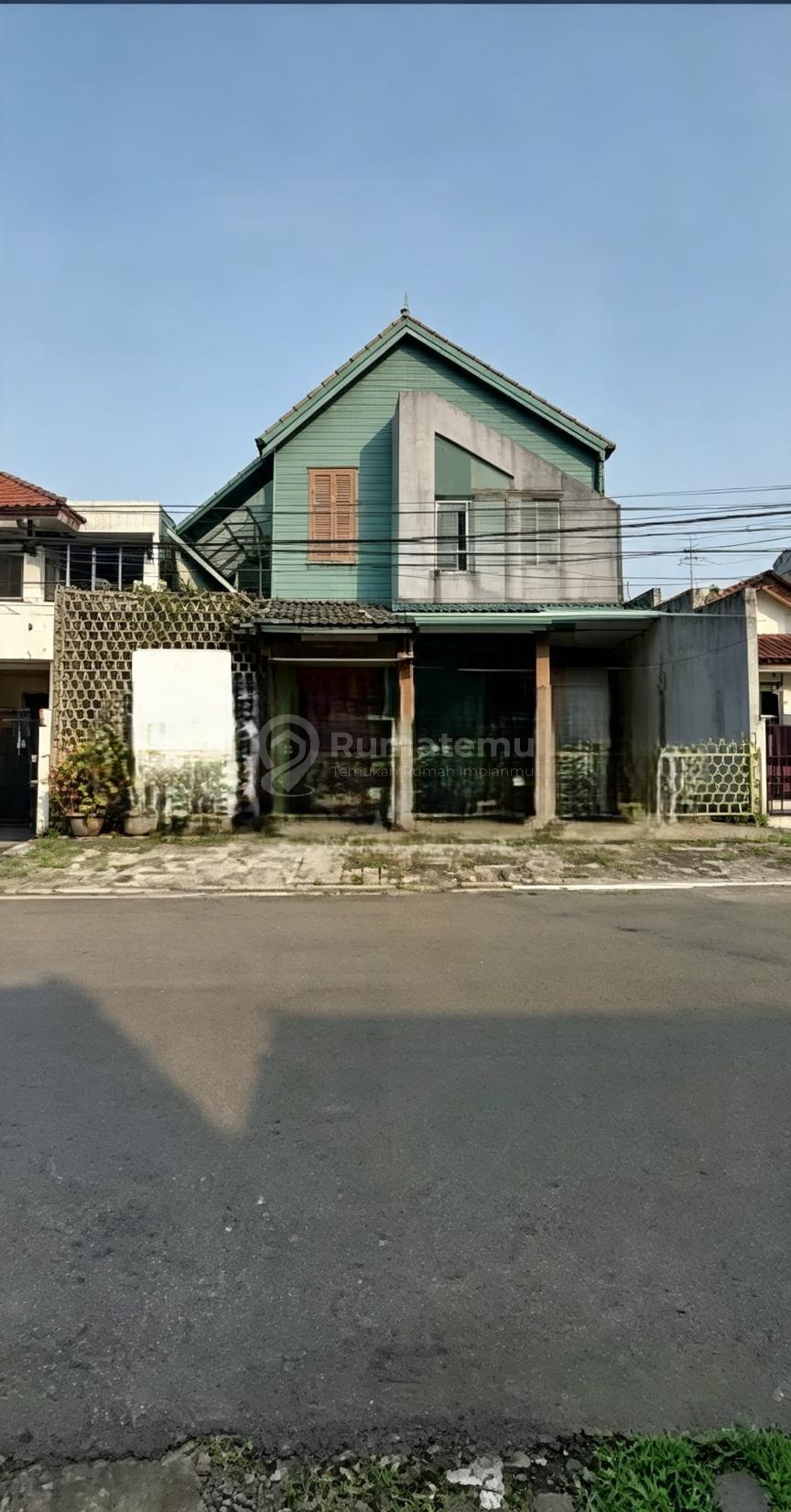 Rumah Bagus 3 Lantai Dekat Jl Jendral Sudirman, Jakarta Selatan