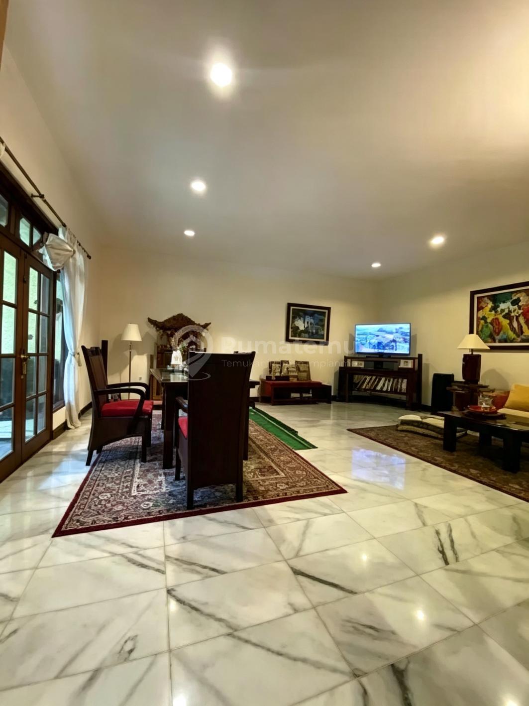 Rumah Classy, Elegan+ Material Solid Jati di Lokasi Strategis