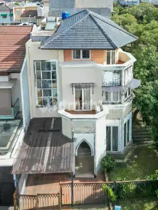 Rumah Klasik Dalam Townhouse di Area Pondok Indah