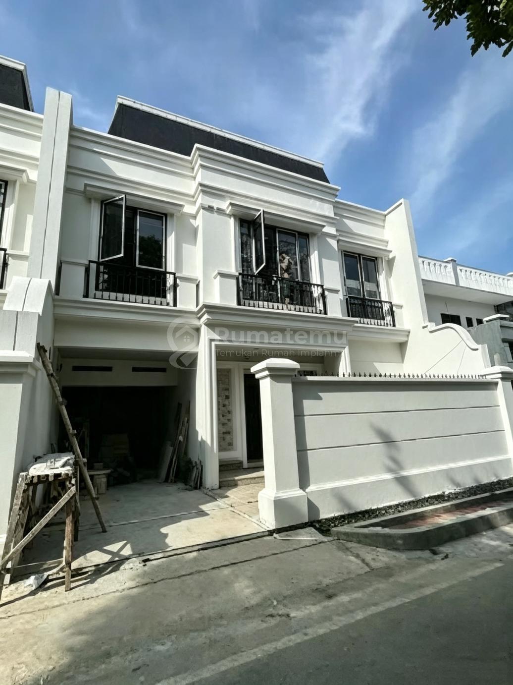 Rumah Mewah American Classic dengan Rooftop Luas di Cempaka Putih