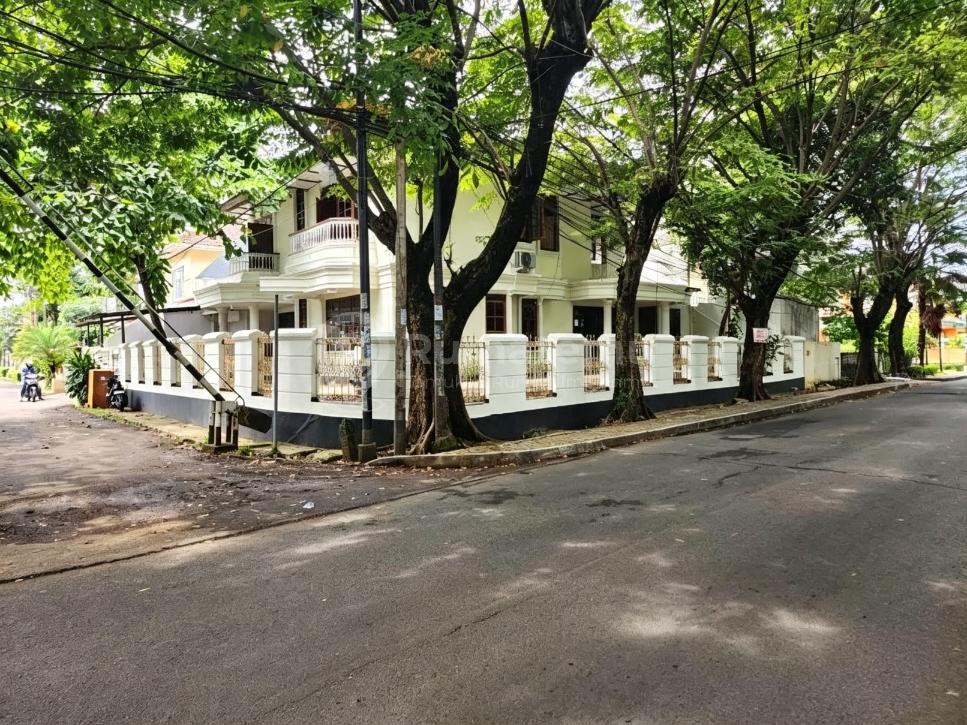 Dijual Cepat - Rumah Mewah 2 Lantai Lokasi Strategis di Bintaro Jaya Sektor 2