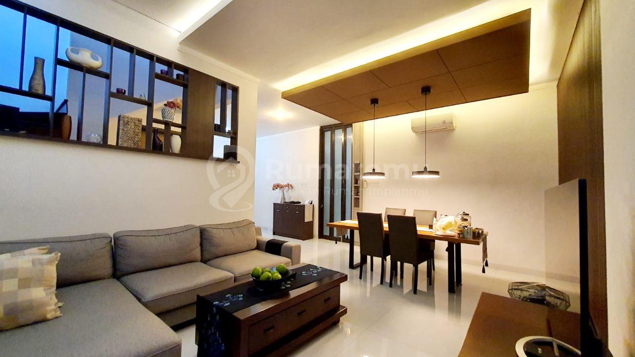Rumah Luas di Sektor 9 dengan 4+1 Kamar Tidur dan Carport 2 Mobil