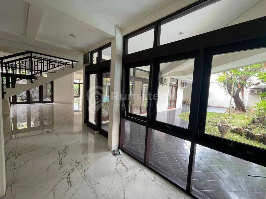 Rumah Megah 2 Lantai Jl. Malang Menteng Jakpus - Garasi 8 Mobil + Private Pool (Bawah Pasar)