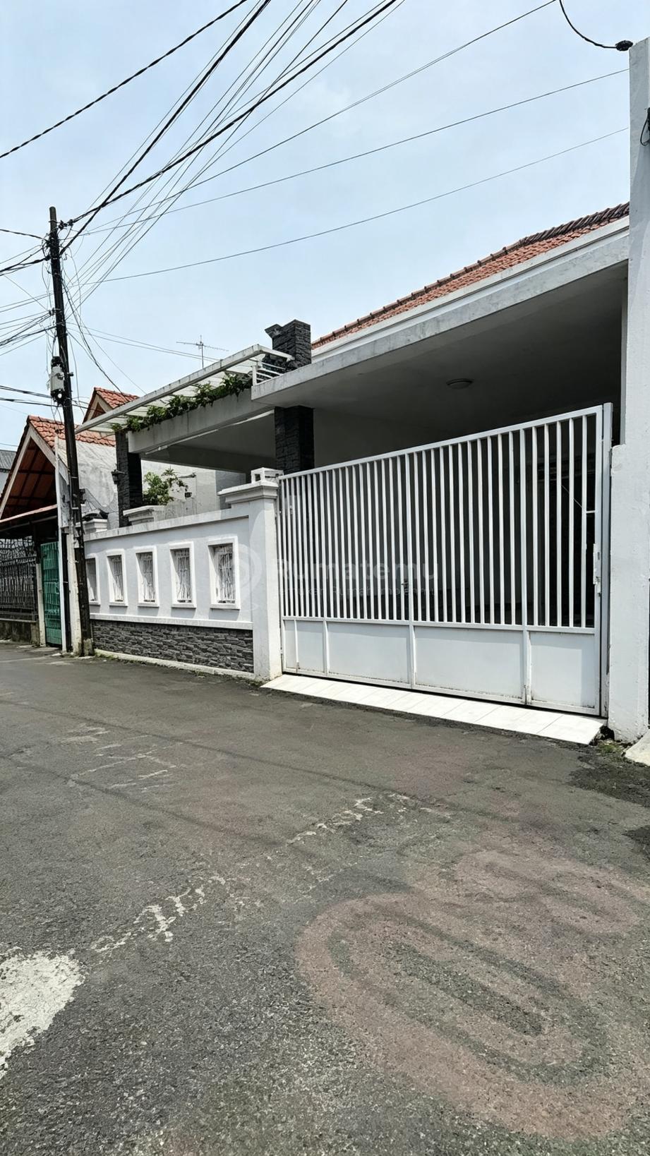Rumah Siap Huni di Utan Kayu Jakarta Timur