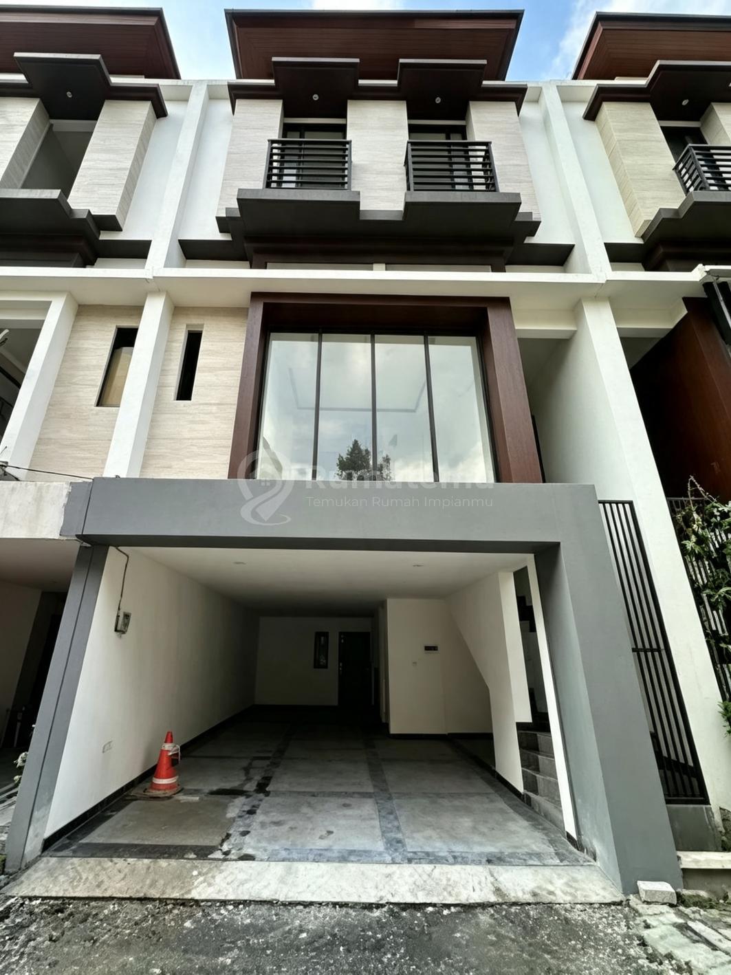 Rumah Cantik Brand New Townhouse Kemang