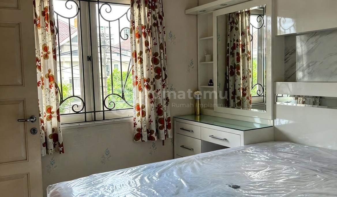 Perumahan Daan Mogot Baru, Jakarta Barat..Dijual Rumah Siap Huni 2 Lantai, Hadap Selatan, Semi Furnish, Posisi di Boulevard , Furnish Yg di Tinggal Yg Menempel, Hadap Selatan, Air Pam, Shm.-L109262.ph