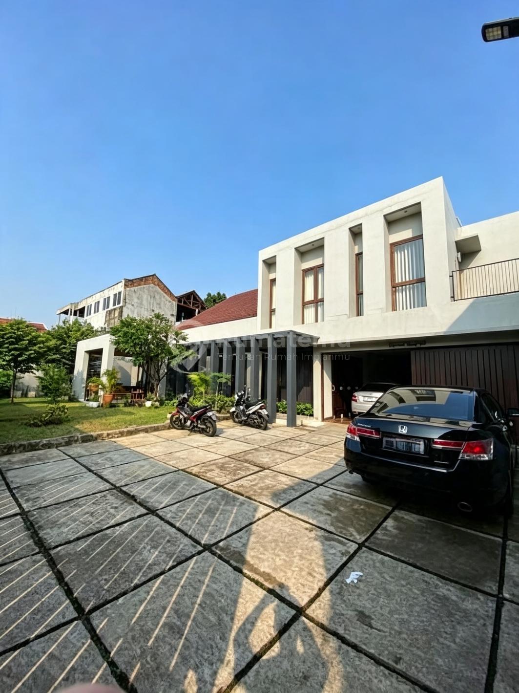 Dijual rumah + Swimming Pool Lapangan basket komplek di Cipulir-Cidodol, Grogol Selatan