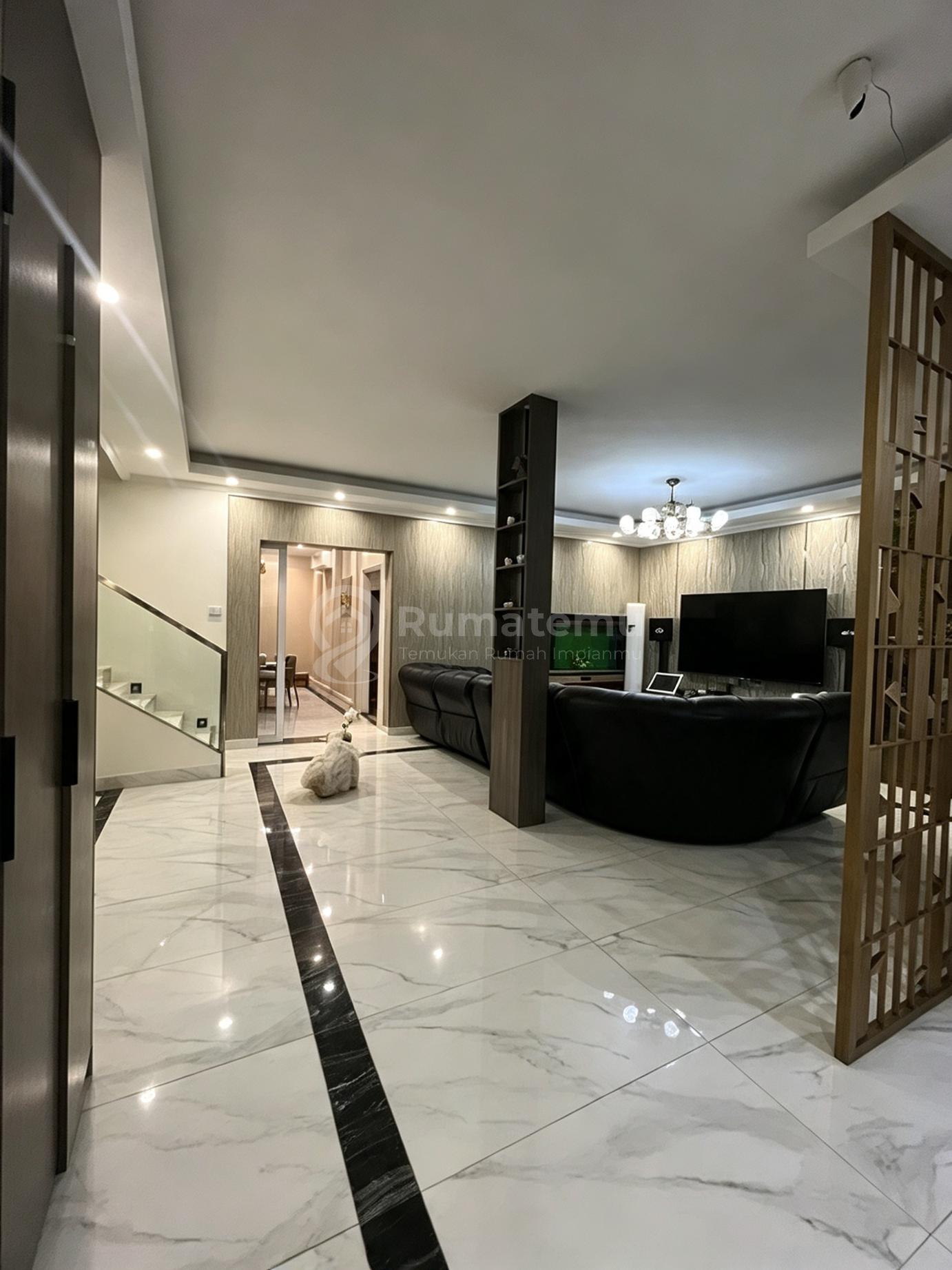 Puri Mansion Boulevard, Kembangan, Jakarta Barat..Dijual Rumah 2 Lantai, Siap Huni, Semi Furnish, Hadap Selatan, Posisi Boulevard, Dapur Marmer, Listrik 13.200 Watt, Air Wtp, Shm.-Rr1026