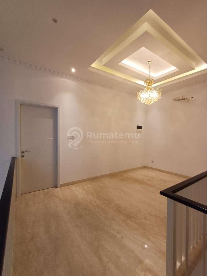 Dijual Cepat Rumah di The Riviera at Puri 8×18.