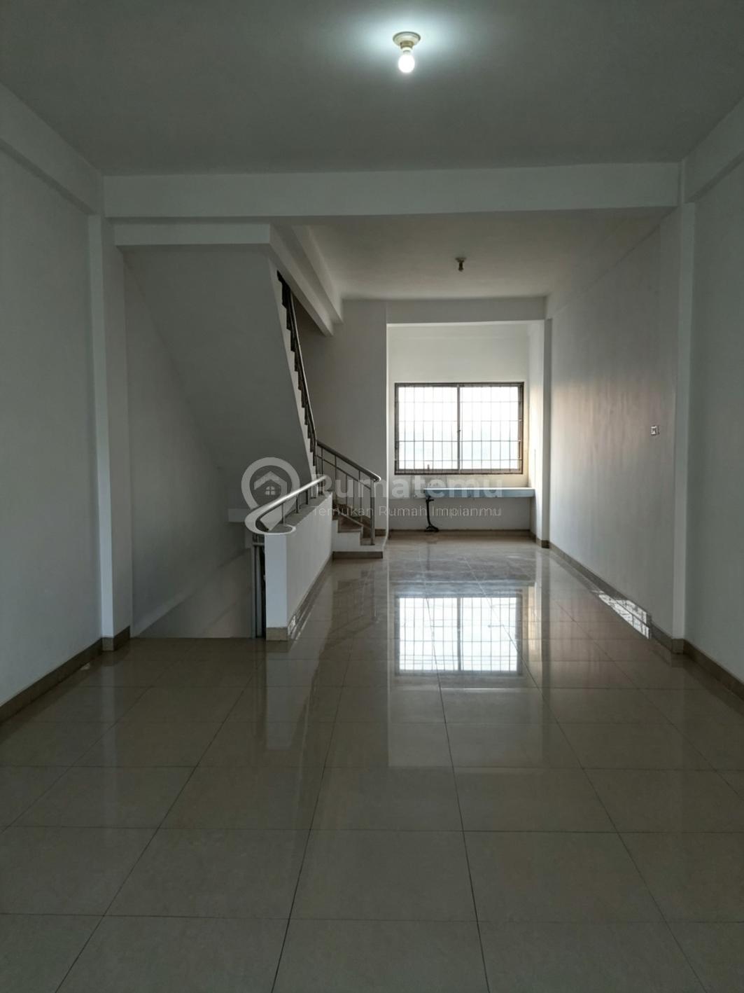 Disewakan ruko ciputat. Kota Tangerang Selatan Parkiran dari ruko 12m