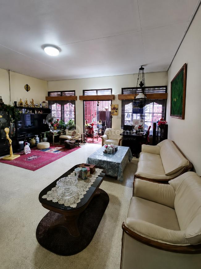 Dijual Rumah Lama Hoek Hadap Danau di Jatiwaringin Jakarta Timur