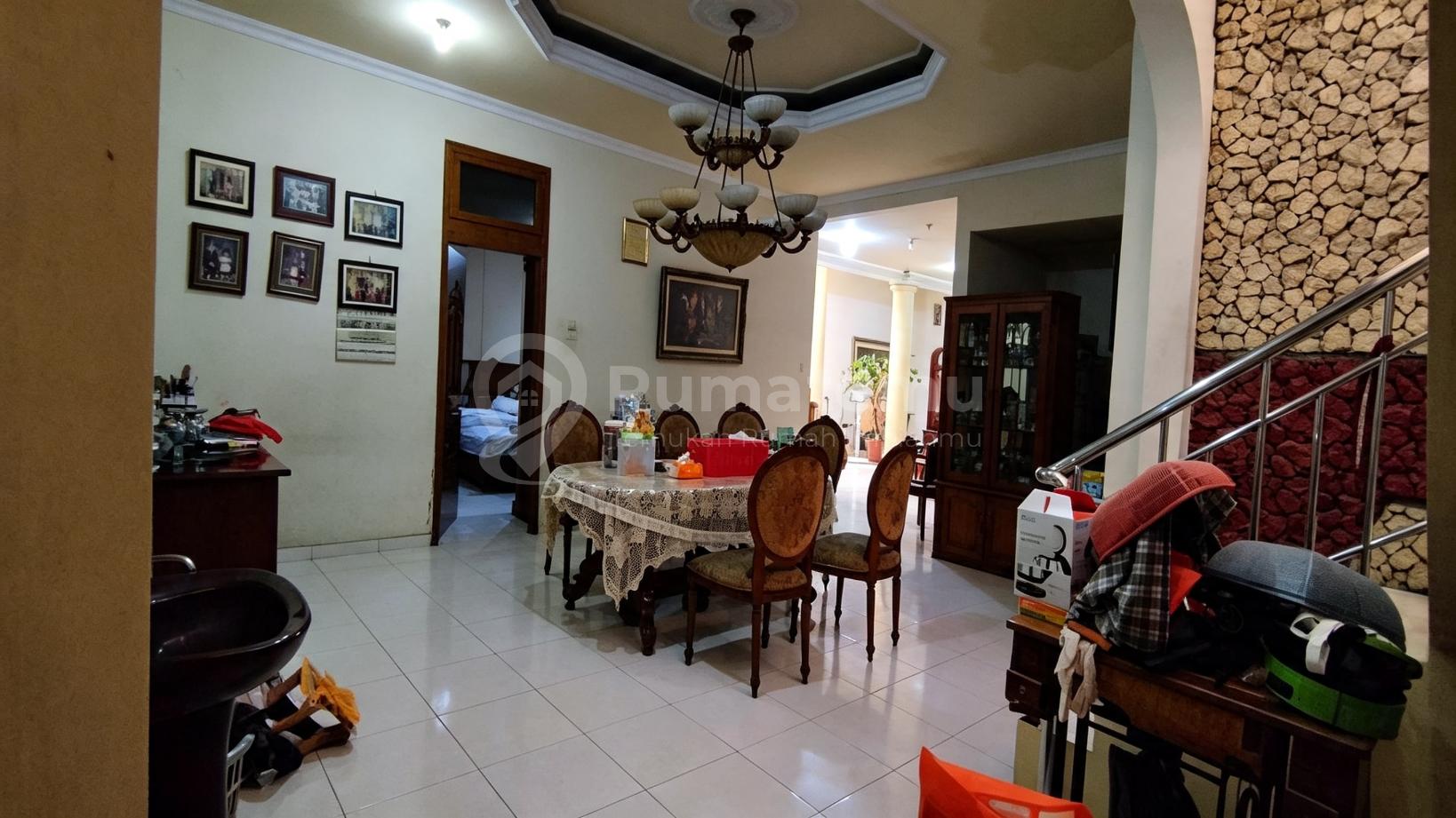 Dijual rumah cantik Bebas Banjir, lokasi strategis dibawah pasaran 2 lantai di Cempaka Putih