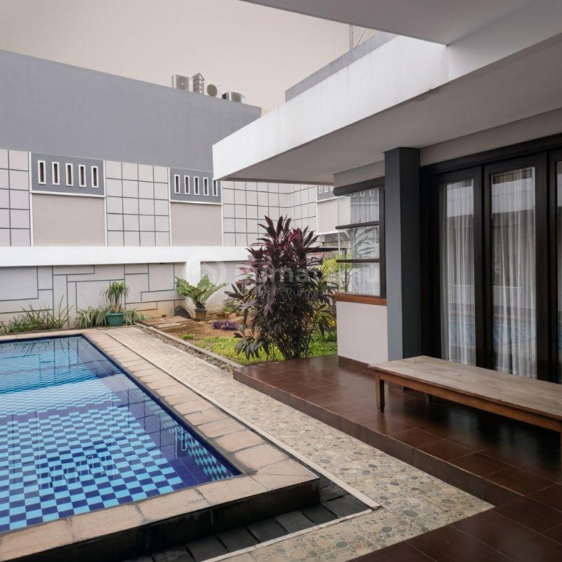 Rumah halaman luas dengan kolam renang. Bintaro