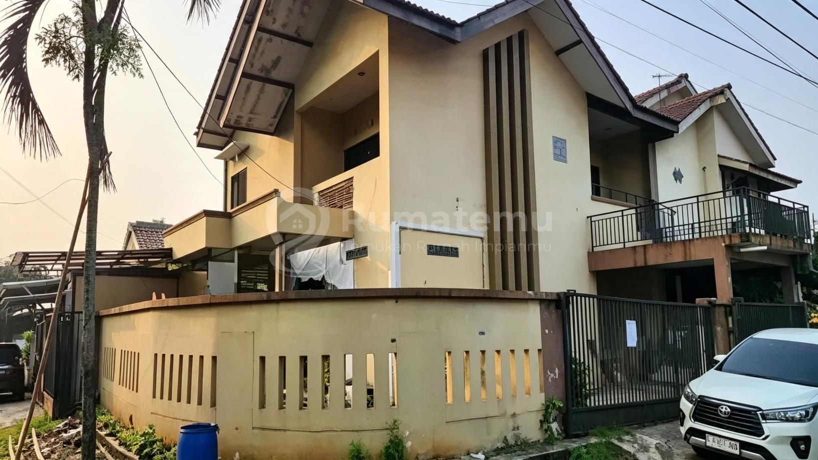 Rumah 2 Lantai Hoek Sedang Renovasi Nusaloka BSD