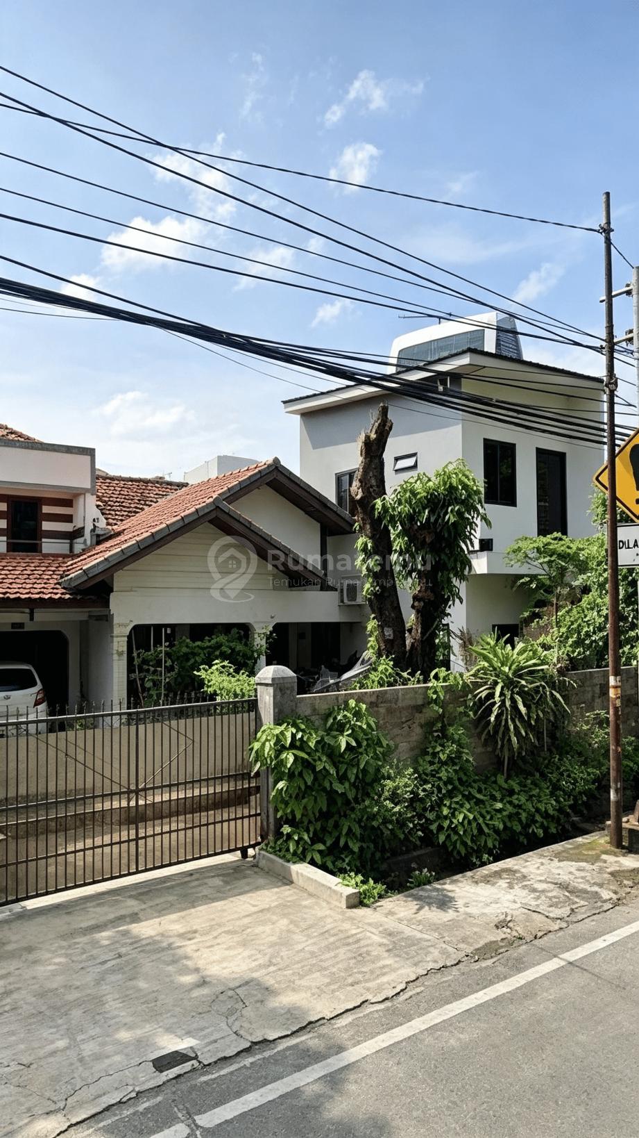 Dijual B U rumah dekat jalan utama yos sudarso di Sunter, Jakarta Utara