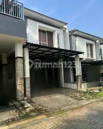 Rumah sedang renovasi hadap utara luas 120 meter 3 kamar tidur lokasi strategis The Green BSD