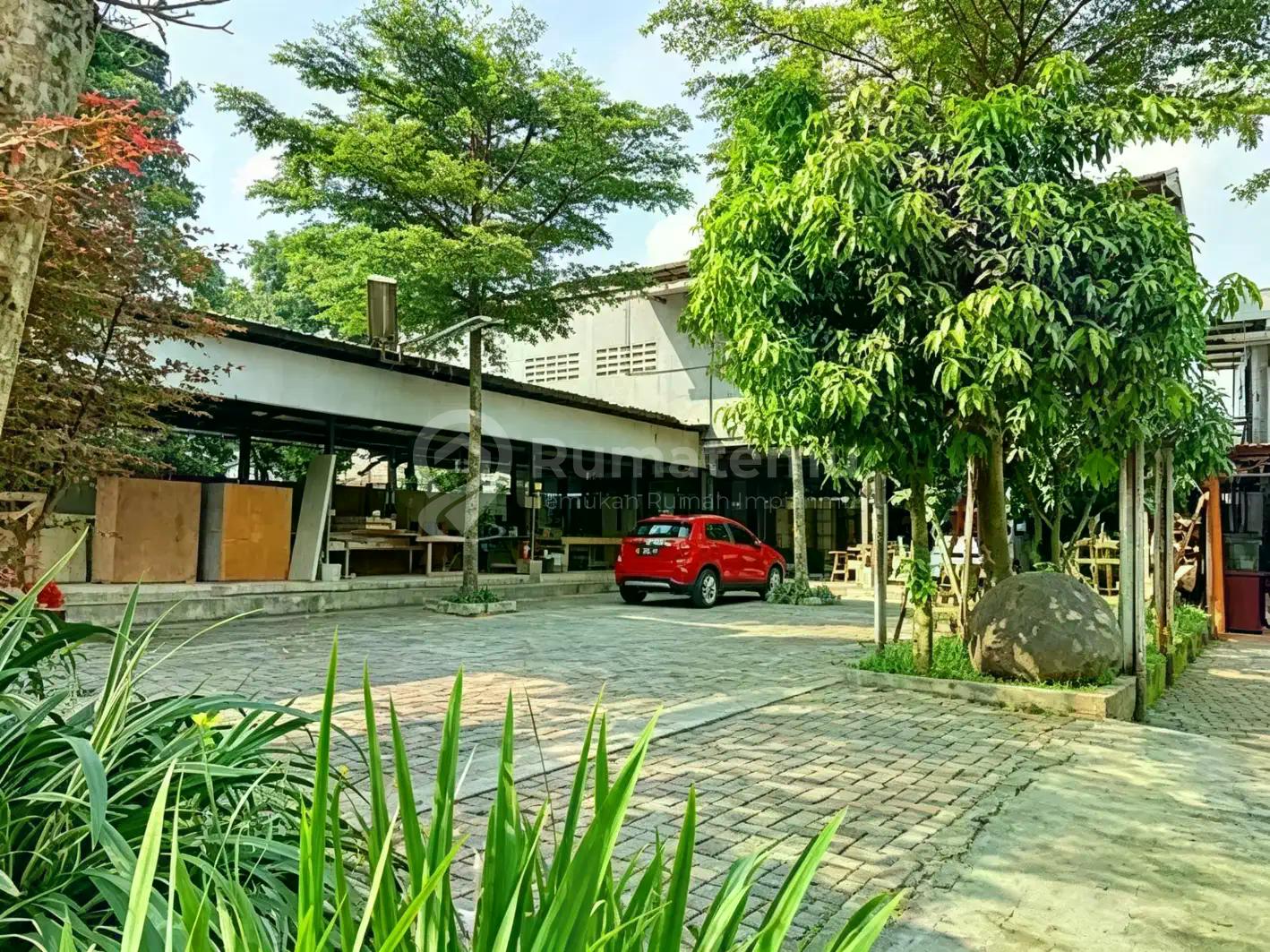Dijual Kantor Jalan H Jamat Buaran.luas.tanah 2000m2. Harga 9,5 Miliar
