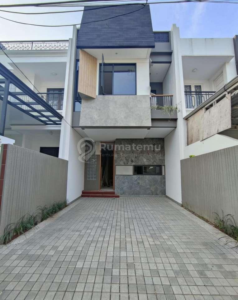 Rumah Baru Dengan Rofftop Dalam Komplek Tenang Di Pondok Bambu Jakarta Timur 
