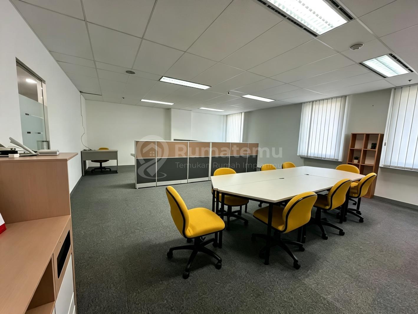 Office Space Siap Pakai di Tomang - Fully Furnished, Bebas Ganjil Genap, 5 Menit ke Tol!