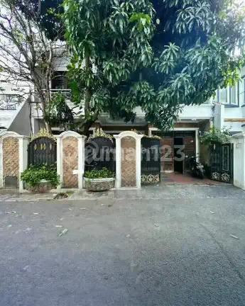 Rumah Second Lokasi Strategis di Tebet Timur