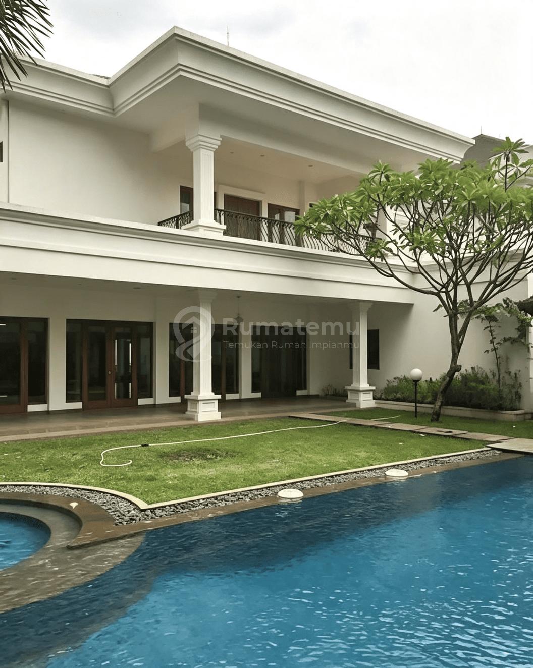 Rumah Dengan Swimming Pool Lingkungan Tenang, Asri dan Rindang Di Jalan Sriwijaya Selong Kebayoran Baru Luas Di Atas 1000m
