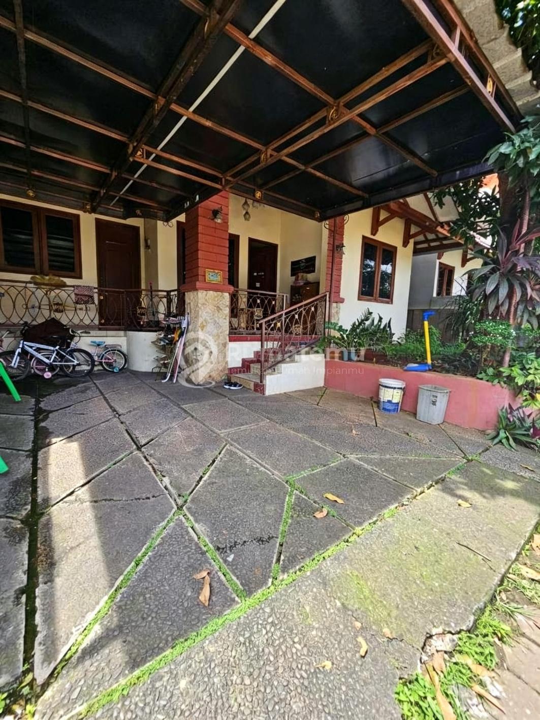 Rumah Dijual Dalam Cluster Di Ciracas, Jakarta Timur Dijual rumah di Ciracas dalam cluster isi 6 rumah , Hanya 7 mnt ke pintu tol rambutan/taman mini, mudah di akses , Strategis dan bebas banjir.