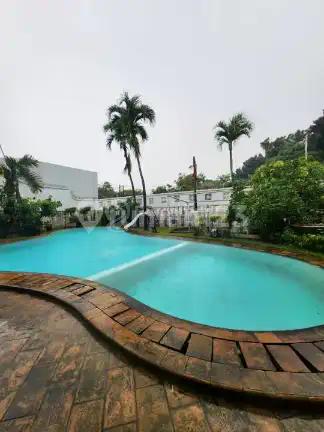 Rumah Mewah 2 Lantai, Kolam Renang Semi Furnished di Pondok Indah