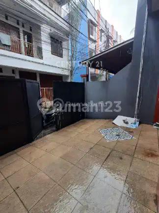 Rumah Cantik Lokasi Strategis Semi Furnished Nyaman untuk Hunian