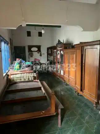 Rumah Bentuk Tanah Model Botol, 100 M Ke Radio Dalam Raya