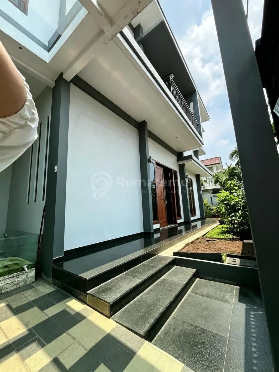 Jual Cepat!! Rumah Hoek Semanan Jakbar, Luas 221M² SHM Hanya 5,4 Miliar!!
