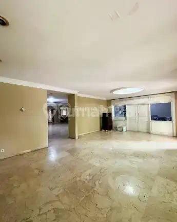 Dijual Rumah 2 Lantai di Menteng. Lokasi Elite, Dekat Jl. Suwiryo