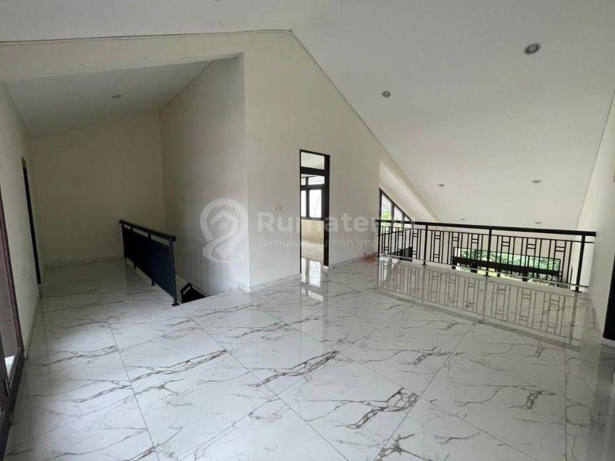 Rumah Megah 2 Lantai Jl. Malang Menteng Jakpus - Garasi 8 Mobil + Private Pool (Bawah Pasar)