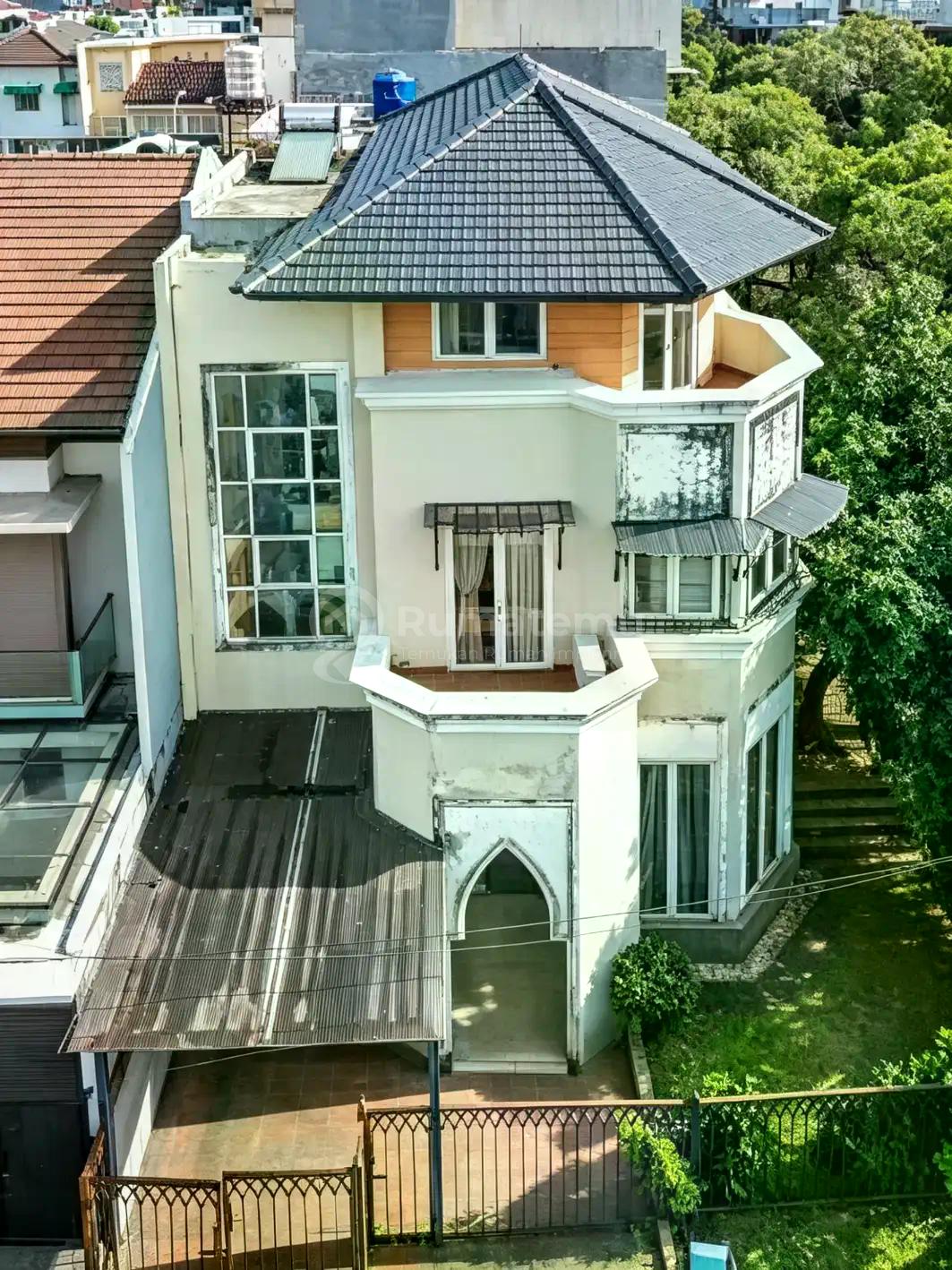 Rumah Klasik Dalam Townhouse di Area Pondok Indah