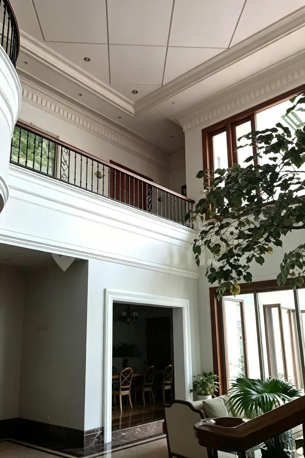 Intercon [Rumah]:Hadap Utara -2Lt-Dgn Pool-Jl Lebar 4 Mobil