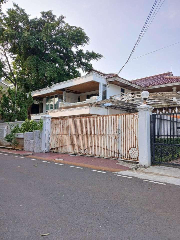 Dijual rumah + Kolam Renang lama komplek butuh renovasi di Cempaka Putih Tengah