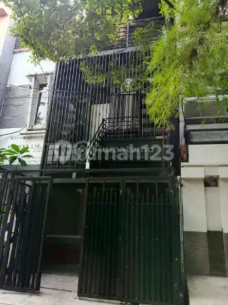 Rumah Kos Multi-Fungsi Tanjung Duren: 3 Lantai Dekat Central Park & Kampas, Jual Cepat Hanya 2.2M